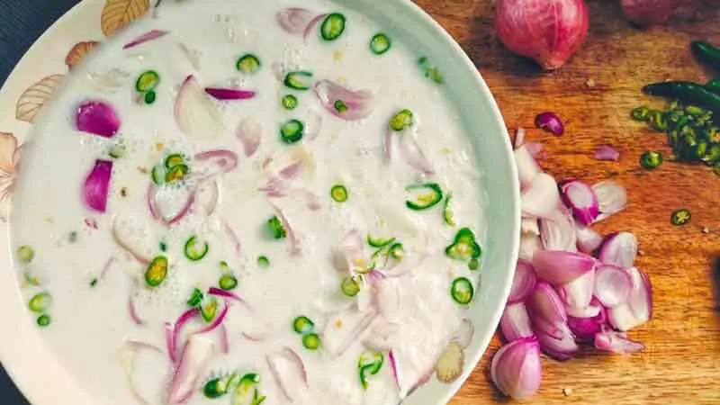 Diyabath (Kalte Suppe) - Von den Ureinwohnerrn Sri Lankas Traditionell Suppe aus Reis, Frühlings Zwiebeln, grunem Chili in Kokos-sause hergestellt.