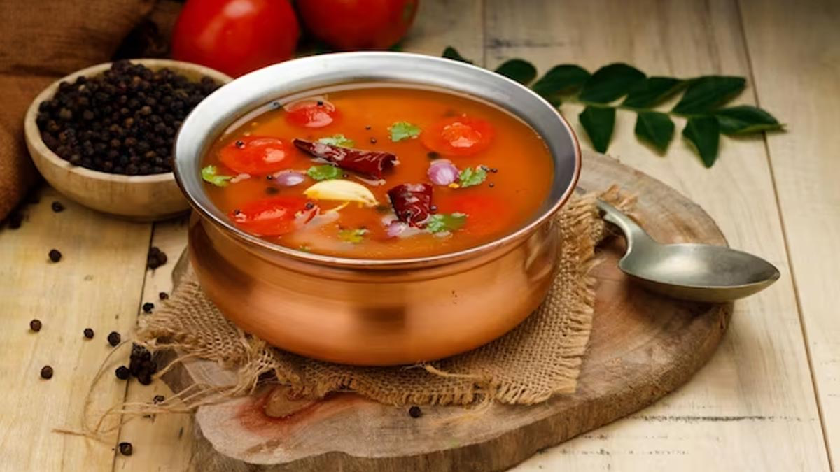 Rasam Suppe ( Ayurvedische-Gewürzsuppe) - Traditionelle Rasam Suppe aus Gewürze, Schwarzem Pfeffer und Tamarinde gemacht.